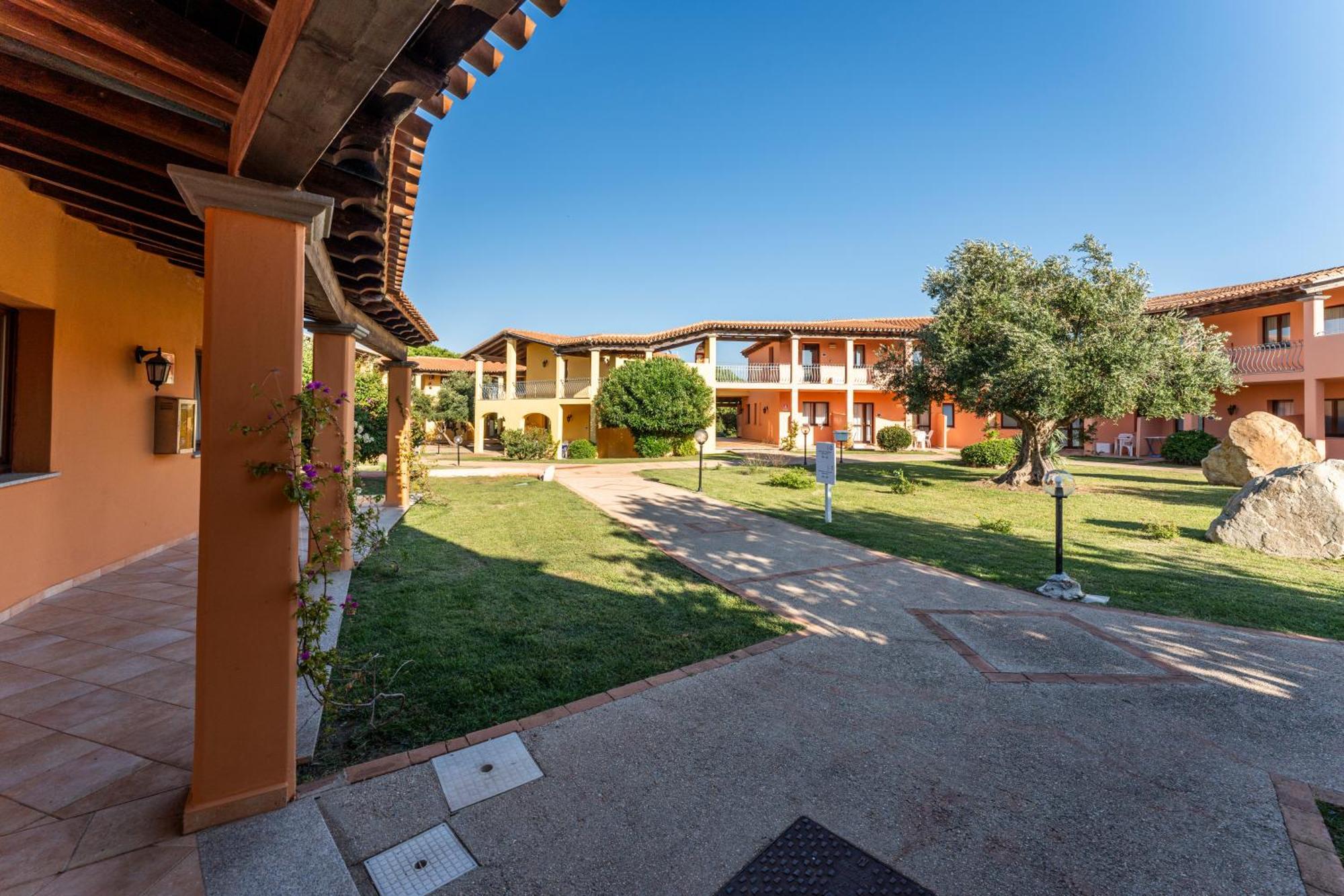 Residence Baia Dei Mirti Vignola Mare Buitenkant foto