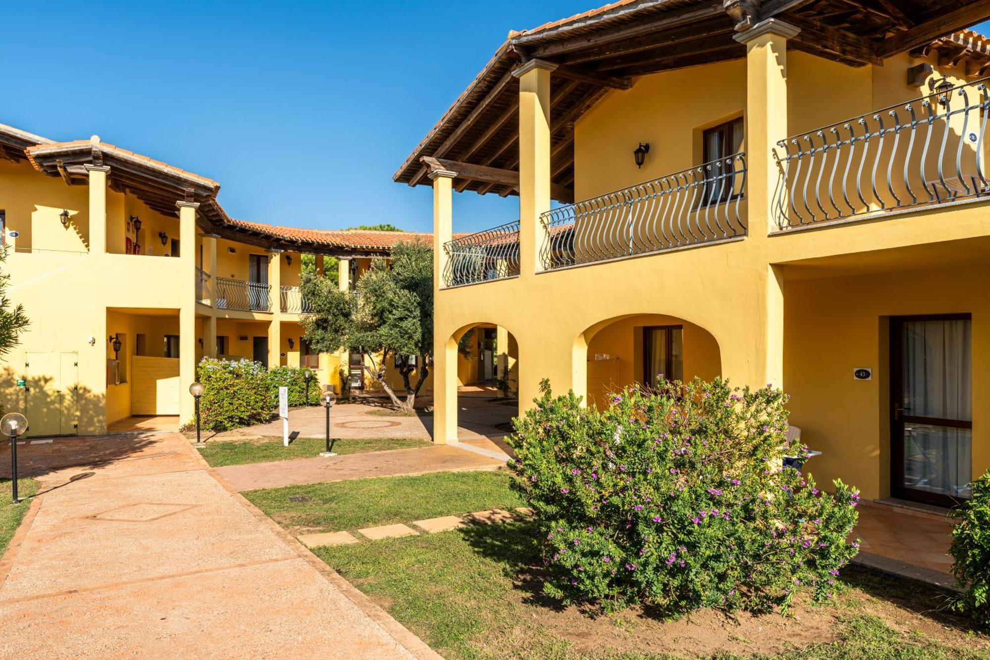 Residence Baia Dei Mirti Vignola Mare Buitenkant foto