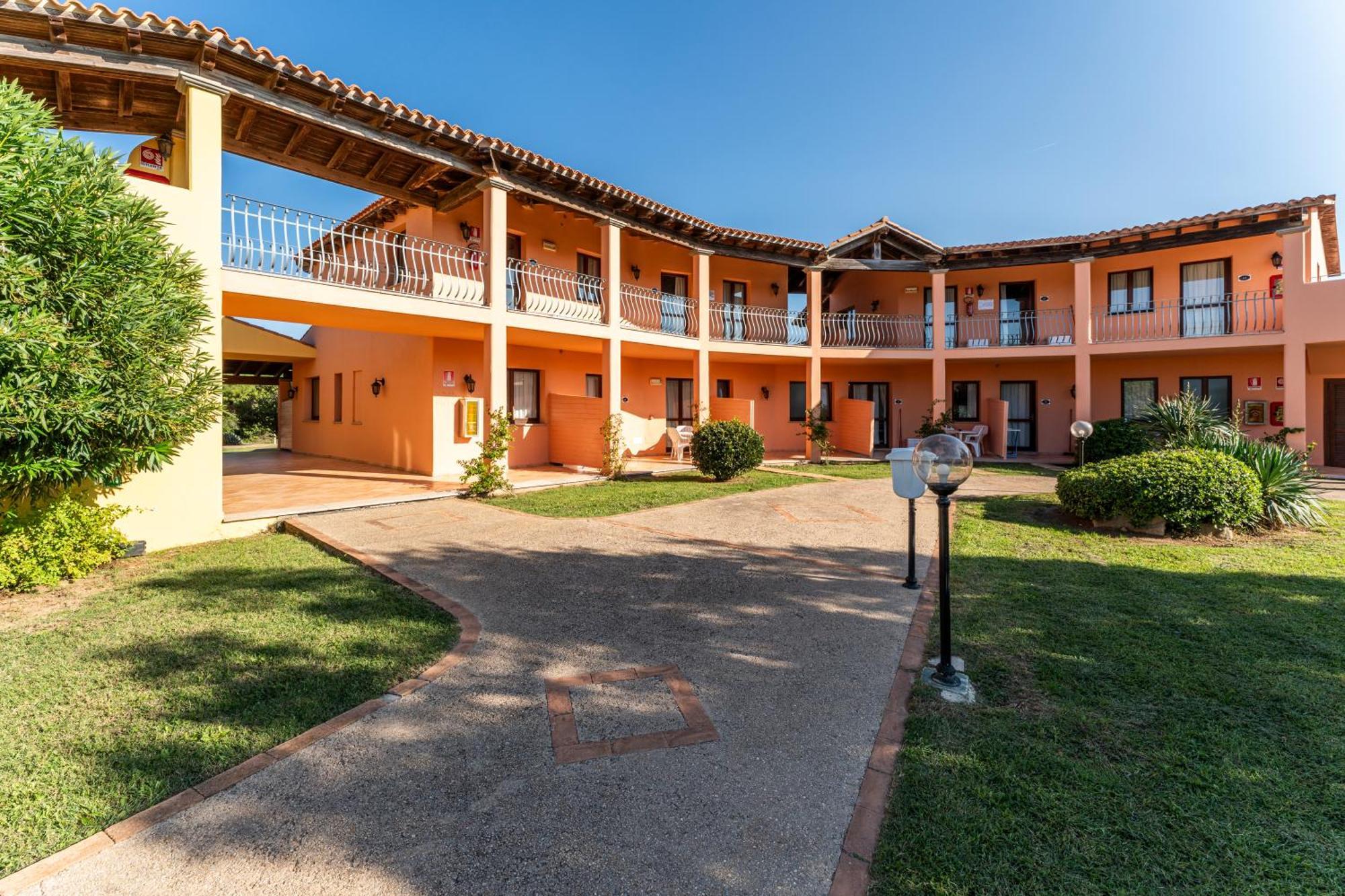 Residence Baia Dei Mirti Vignola Mare Buitenkant foto