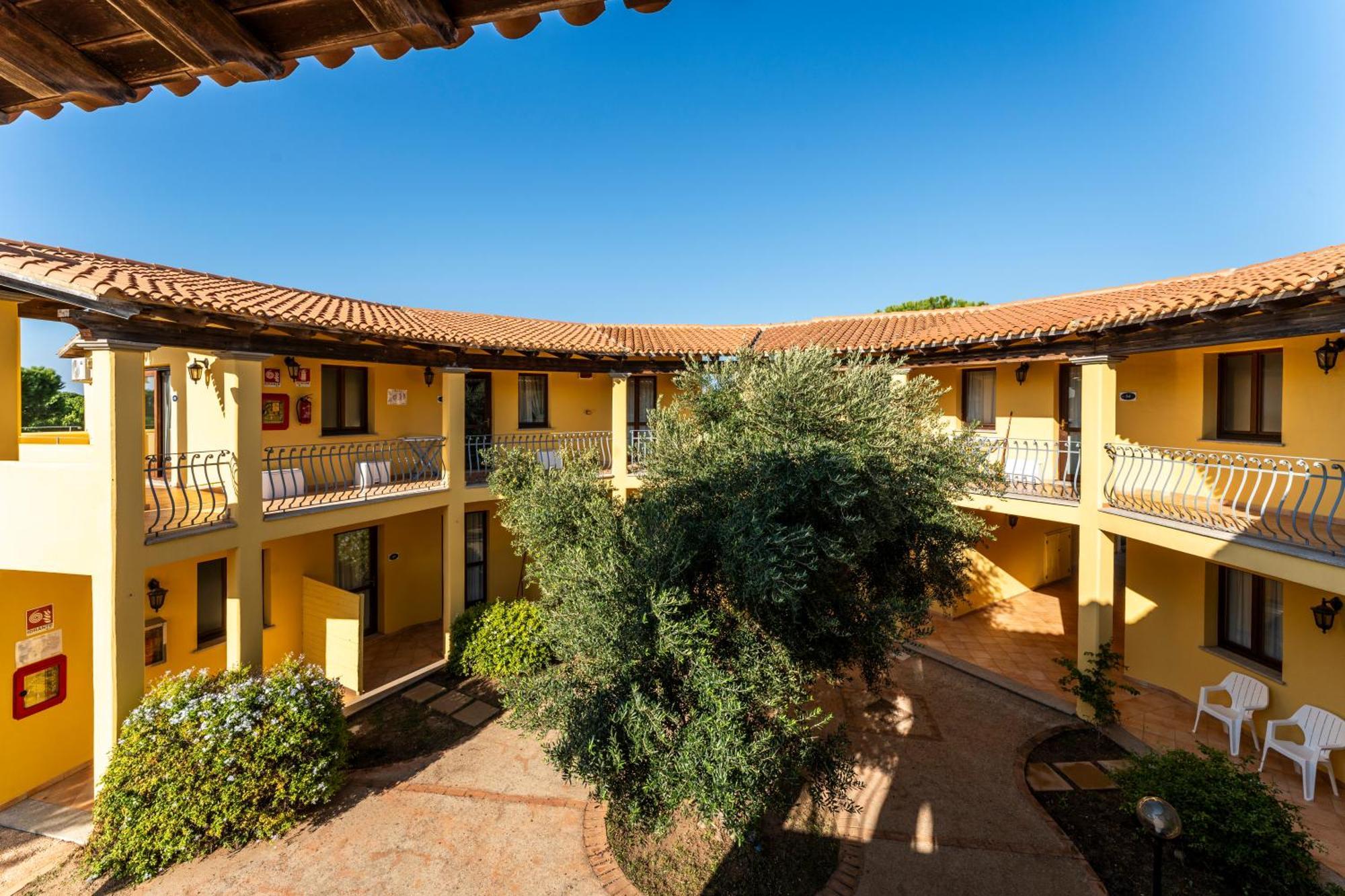 Residence Baia Dei Mirti Vignola Mare Buitenkant foto